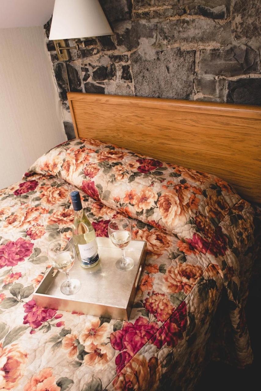 The Queen'S Inn Kingston Bagian luar foto