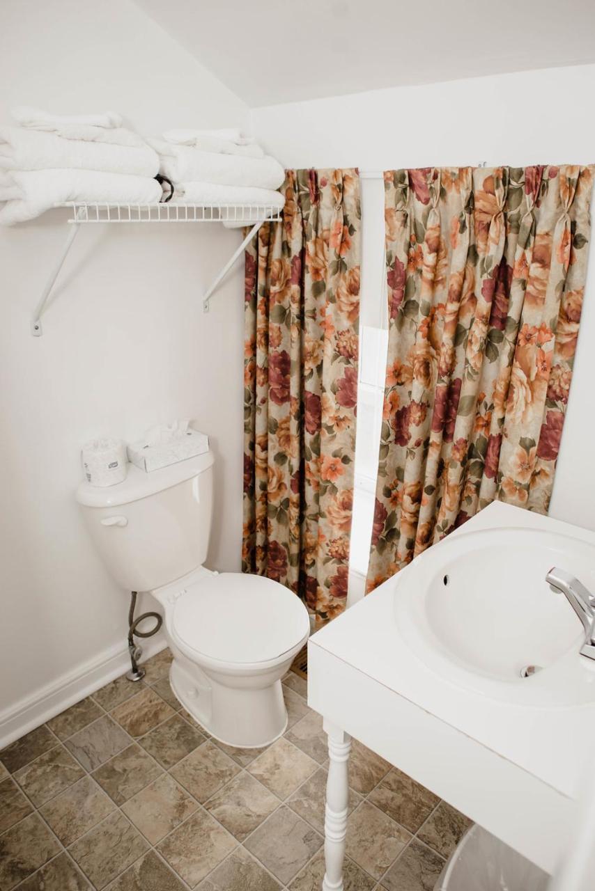 The Queen'S Inn Kingston Bagian luar foto